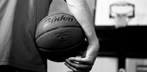 Basketball og basketball kurv